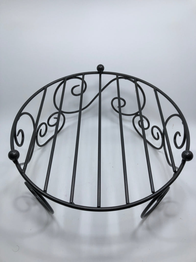 METAL SCROLL DINNER PLATE HOLDER.