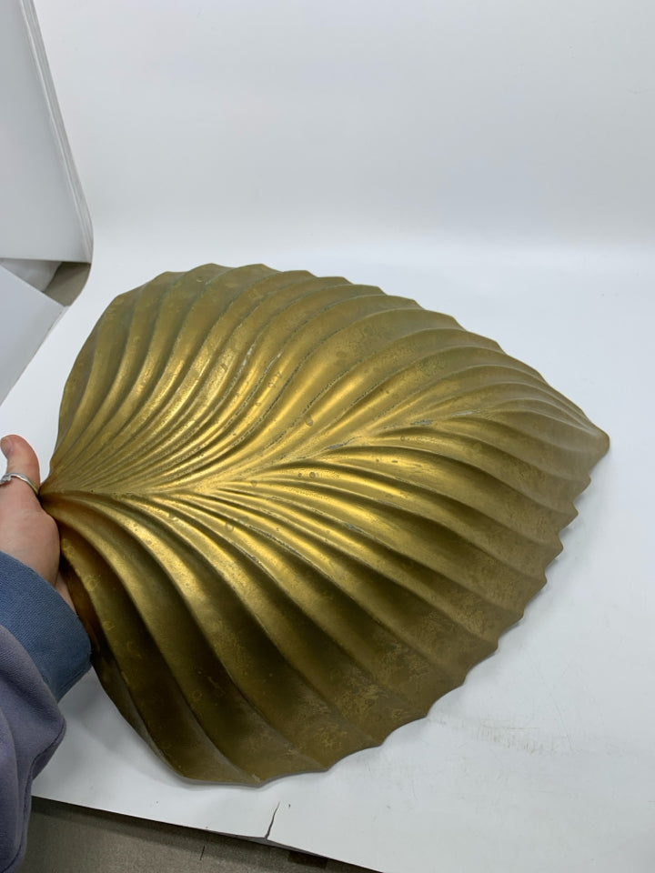 LARGE GOLD TEXTURED GLASS LEAF BOWL.