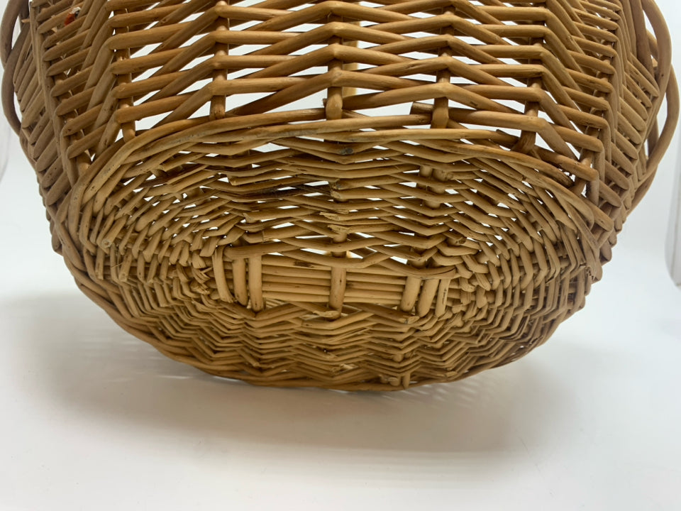 OVAL WOVEN BASKET W/HANDLE.