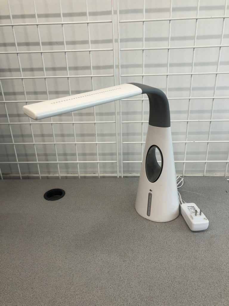 LED DESK LAMP W/FAN.