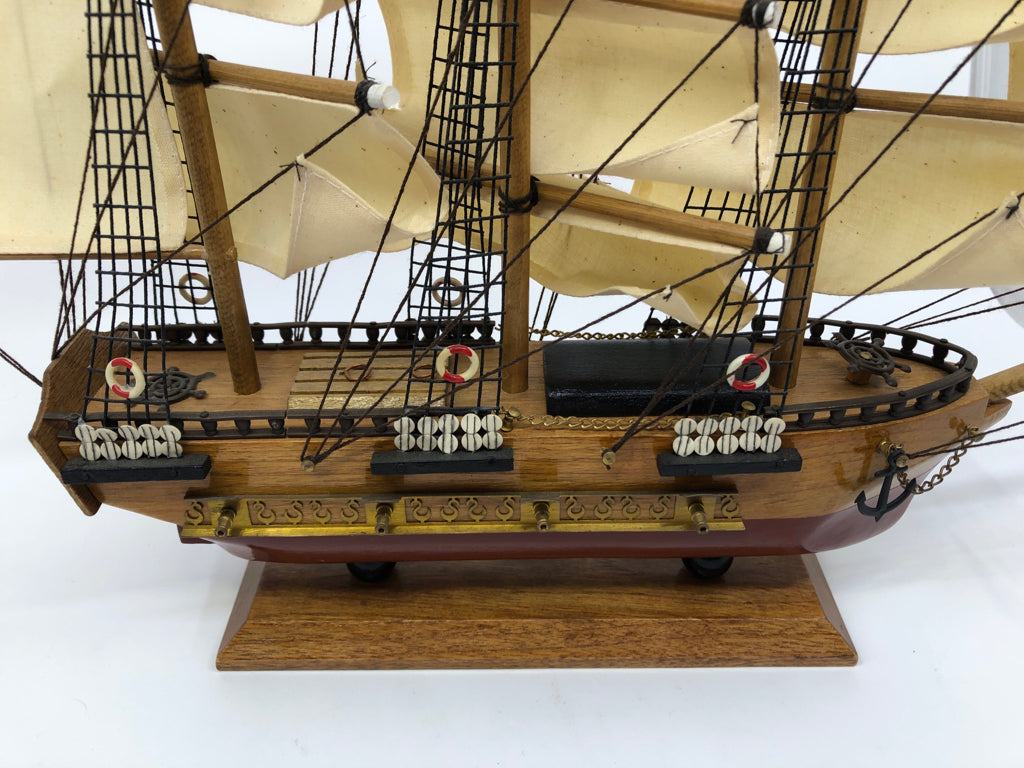 USS CONSTITUTION MODEL SHIP.