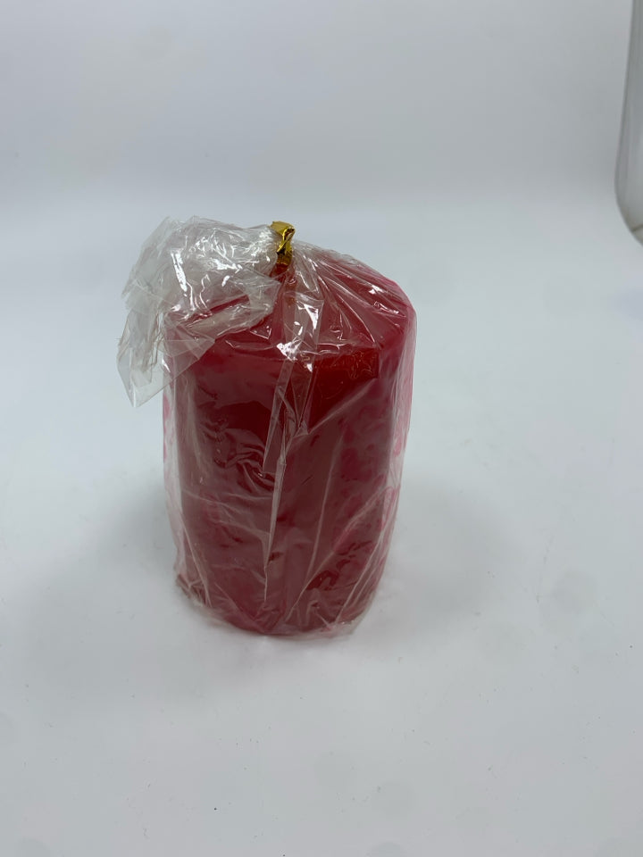 NWT SANTA CANDLE.