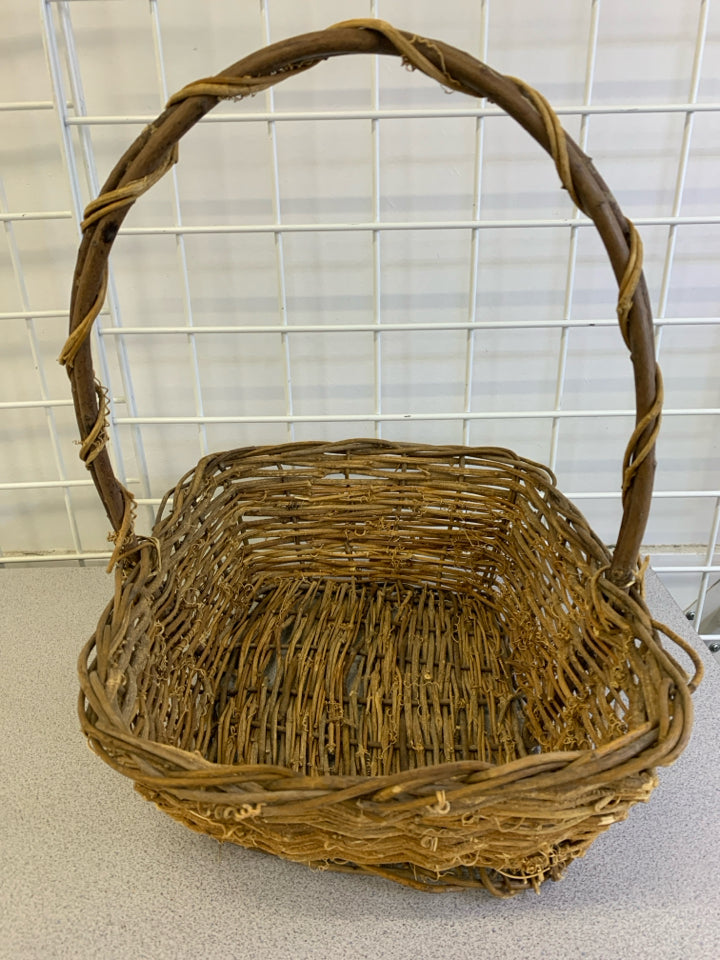 TWIG WOVEN BASKET W/HANDLE.