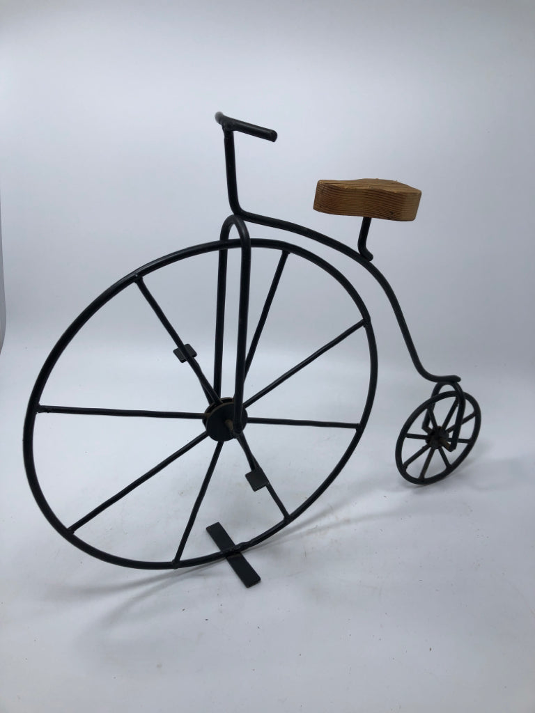 BLACK METAL BIKE DECOR.