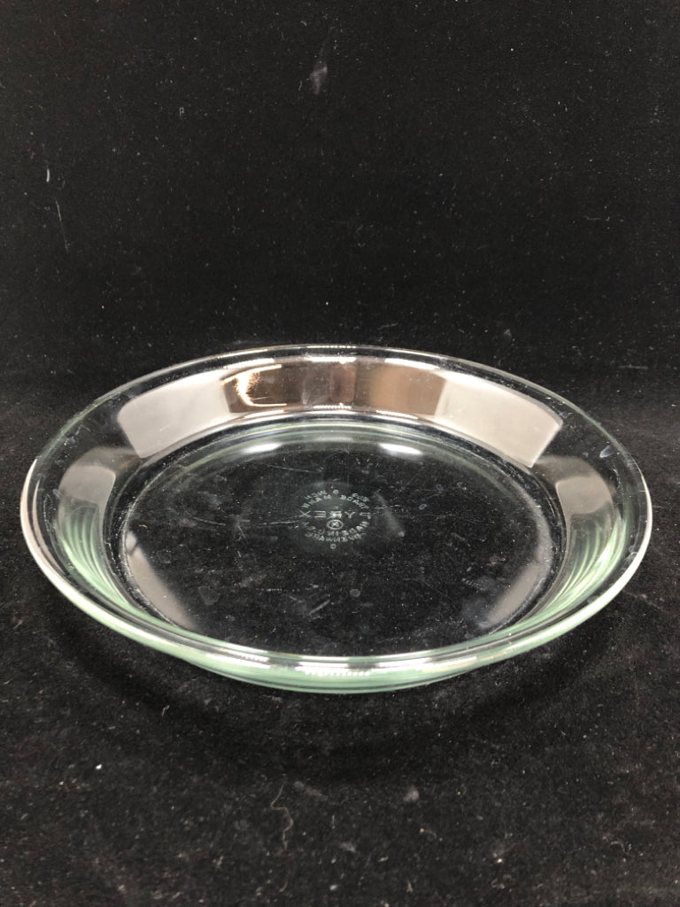 CLEAR ROUND PYREX BAKING DISH.
