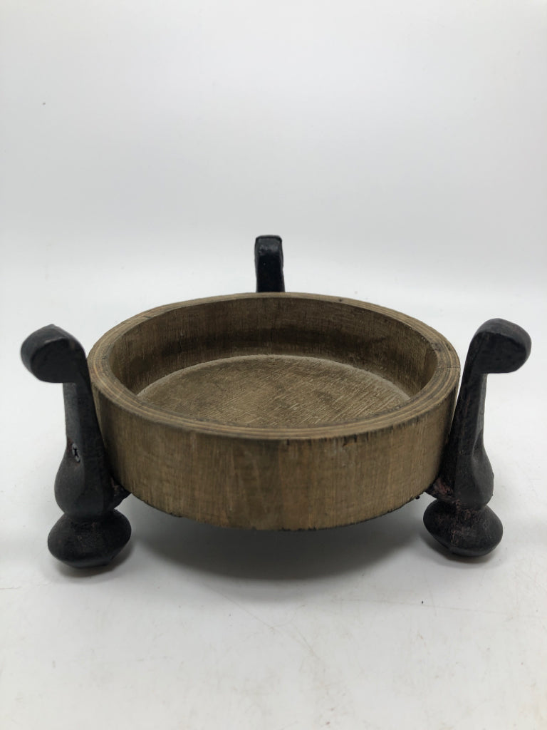 WOOD PILLAR CANDLE HOLDER W/BLACK METAL LEGS.