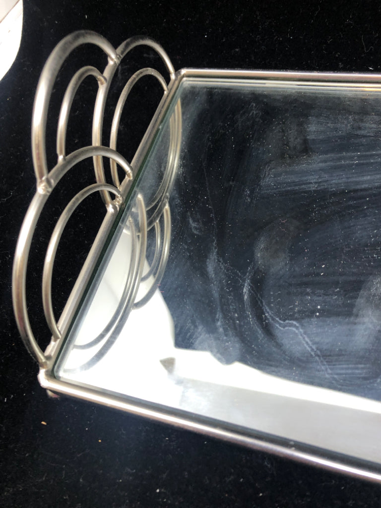 MIRRORED SCALLOP EDGE ACCENT TRAY.