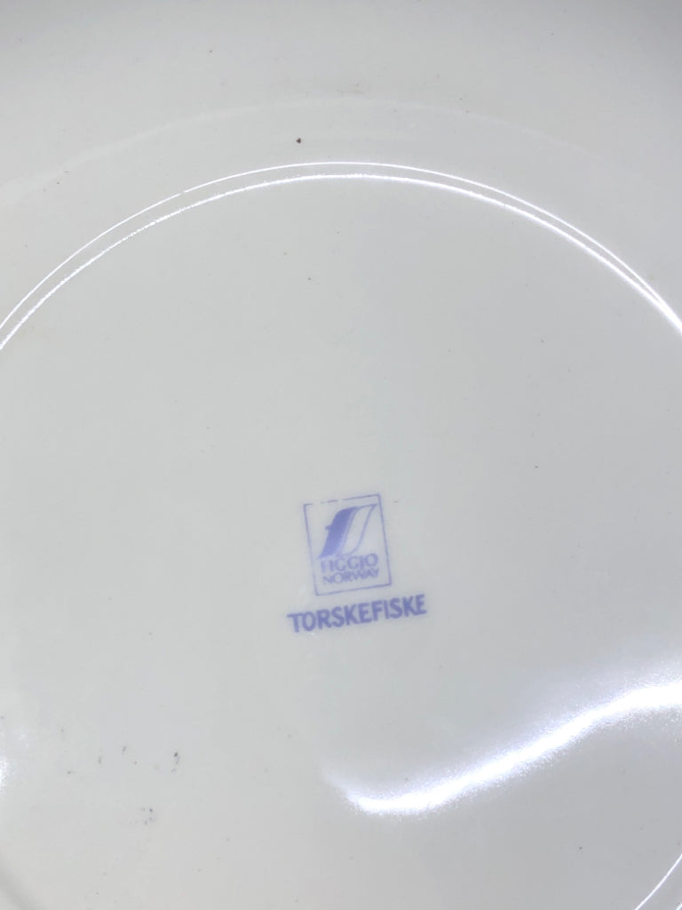 VTG FISHERMAN W WOMAN BLUE AND WHITE PLATE.
