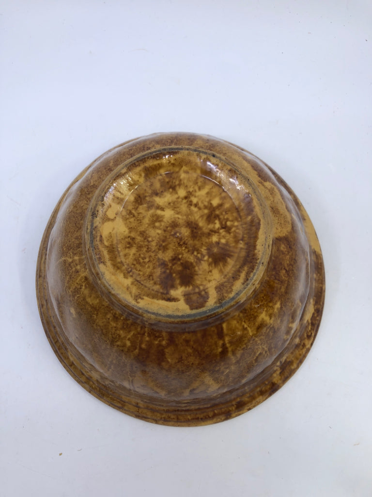 TAN/BROWN POTTERY MIXING BOWL.