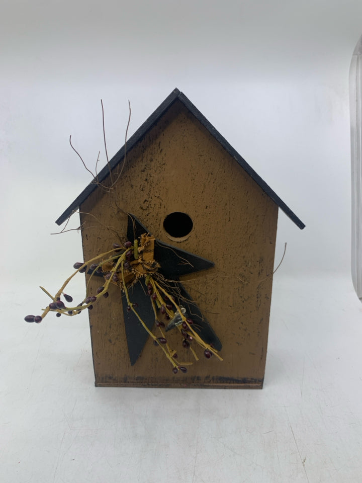 DECORATIVE PRIMITIVE STYLE TAN BIRD HOUSE W/ STAR PIP BERRIES.
