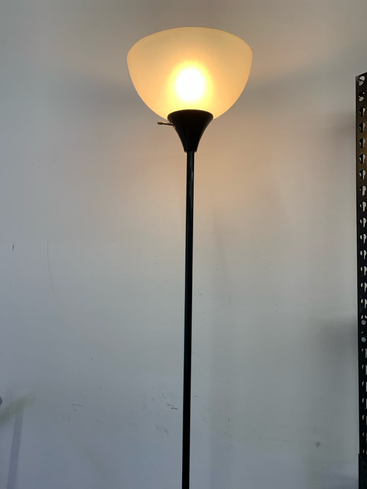 BLACK STANDING PENCIL LAMP W/ PLASTIC SHADE.