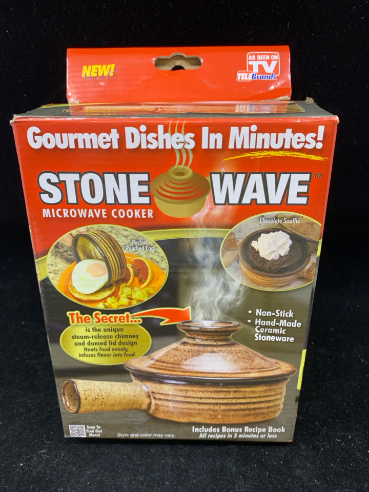 NIB STONE WAVE- BAKER/ COVERED BOWL