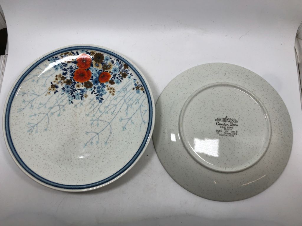 4 CORDON BLEU FLORAL PLATES.
