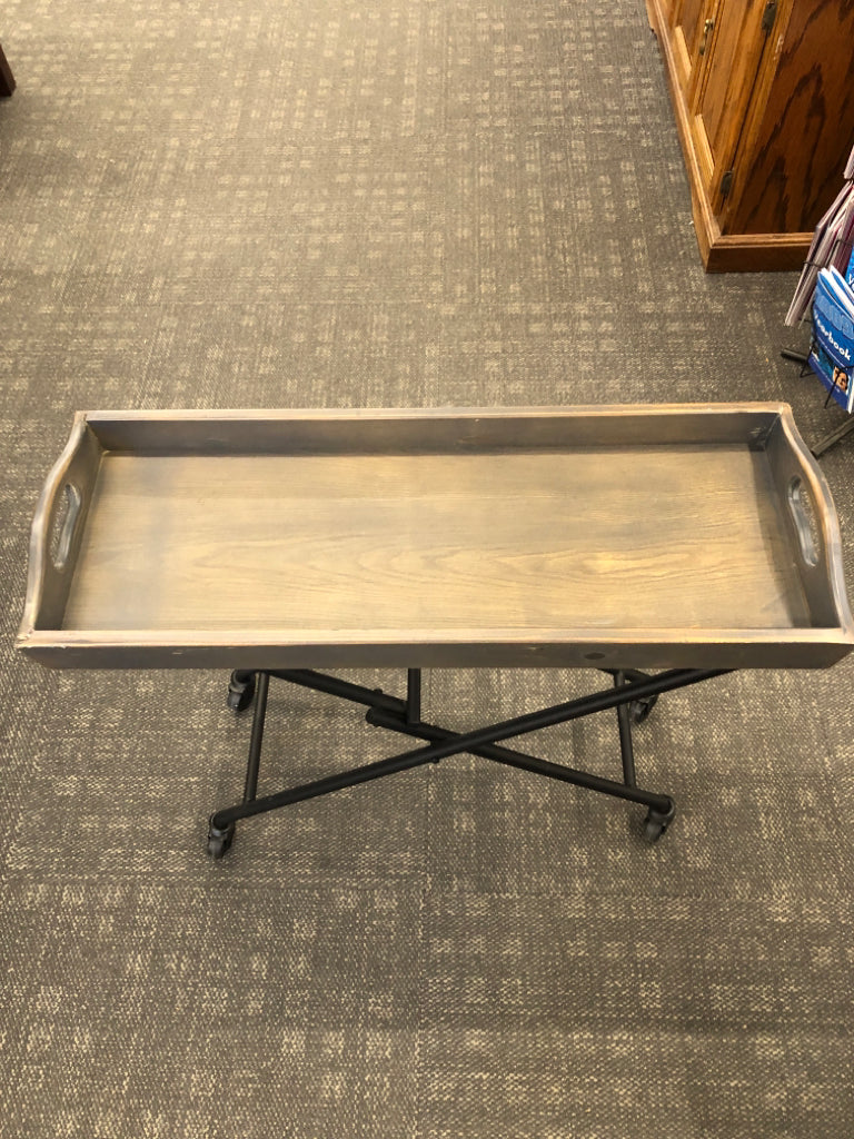 GREY WOOD TRAY TABLE ON FOLDING METAL STAND.