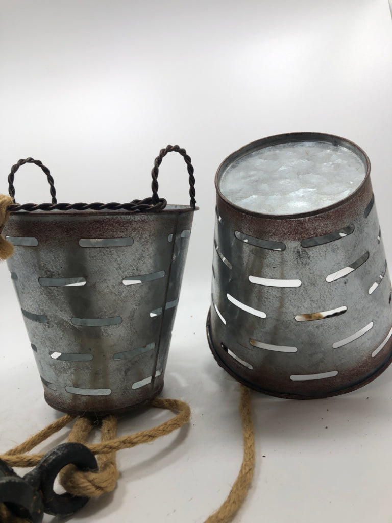 BUCKET & PULLEY GALVANIZED METAL WALL DECOR.