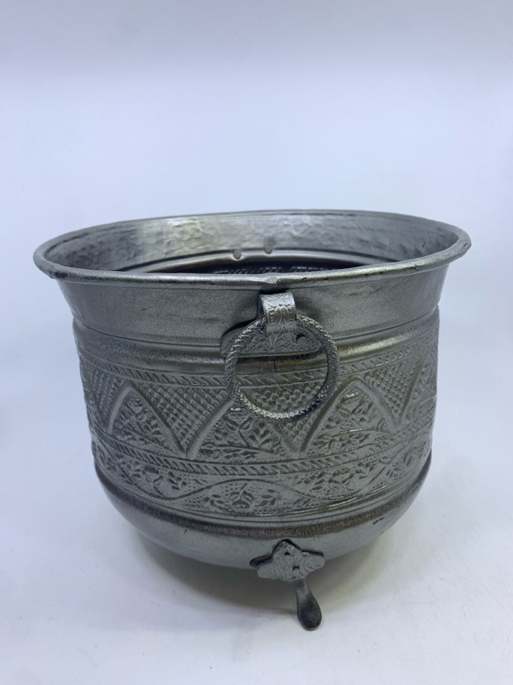 VTG EMBOSSED COATED METAL PLANTER W/2 HANDLES & 3 FEET.