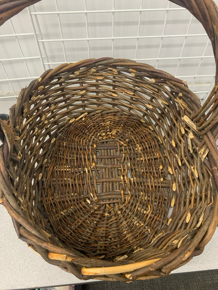 LARGE BROWN BASKET W/HANDLE.