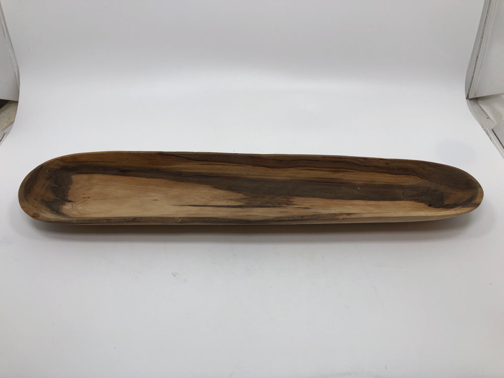 OVAL CARVED WOOD TRAY.