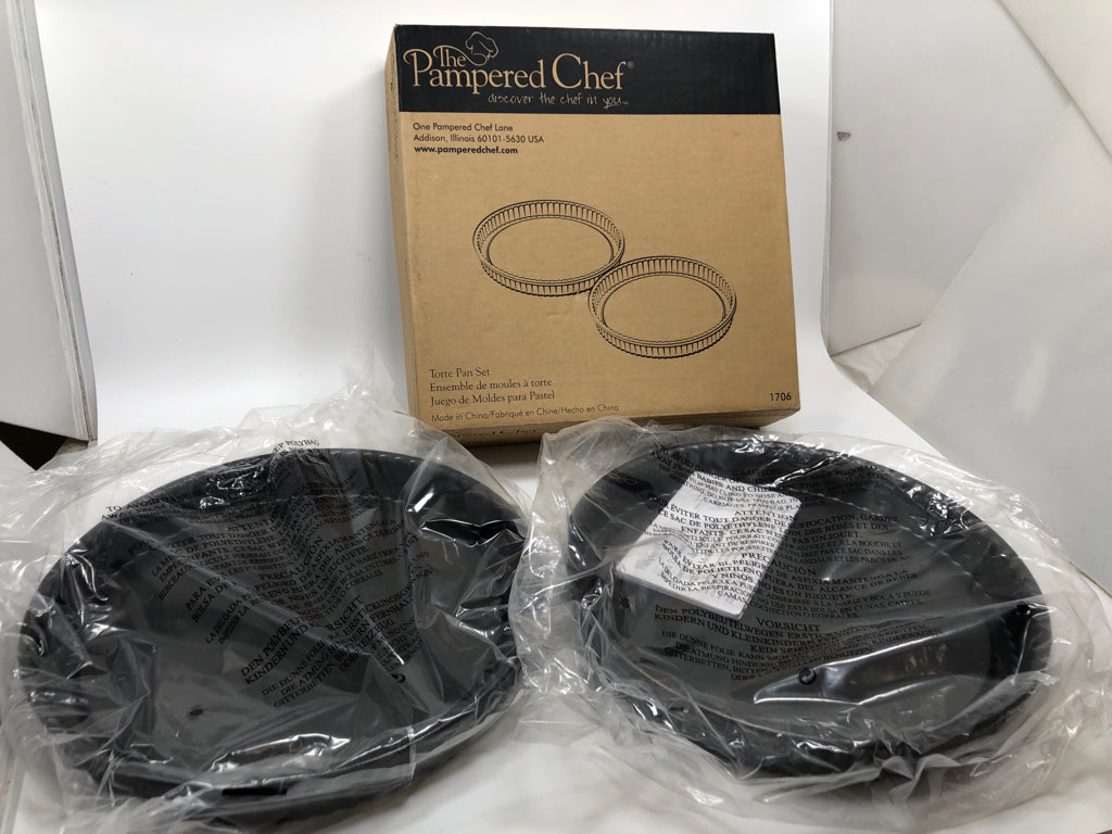 NIB PAMPERED CHEF TORTE PAN SET.