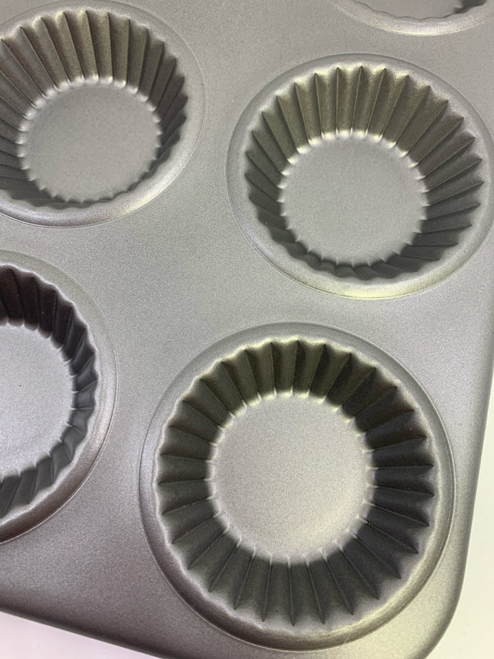 MUFFIN BAKING PAN.