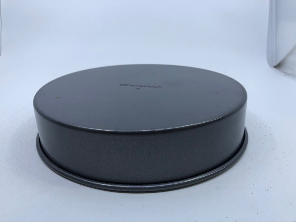 ROUND METAL CAKE PAN.