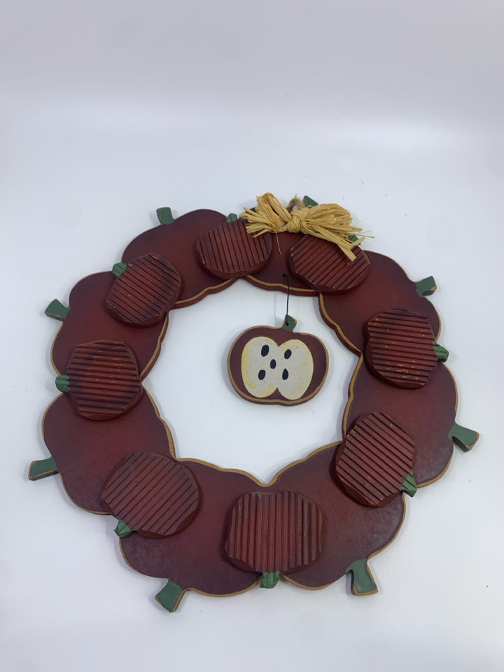WOODEN APPLE WREATH 2-LAYER.