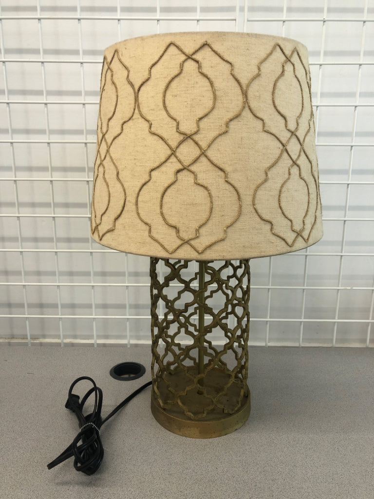 GOLD LATTICE LAMP W/DETAILED SHADE.