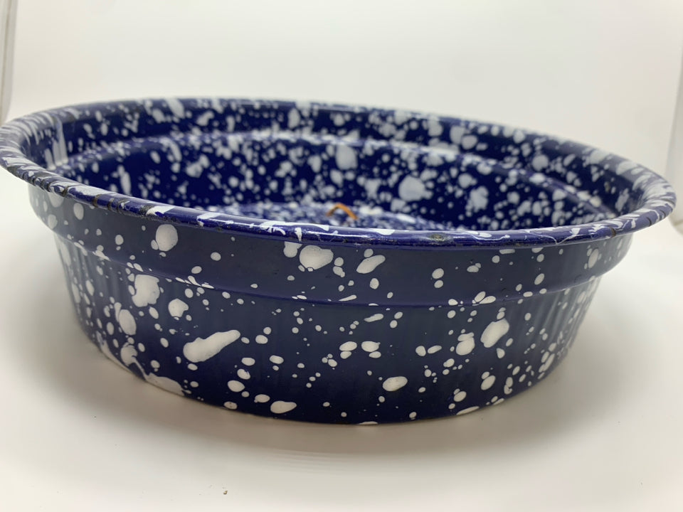 WHITE SPECKLED BLUE METAL STRAINER.