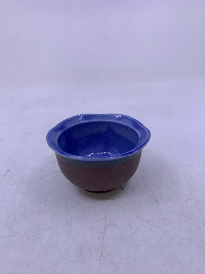 SMALL TEXTURED BROWN OUTSIDE W/ BLUE INSIDE FISH BOWL.