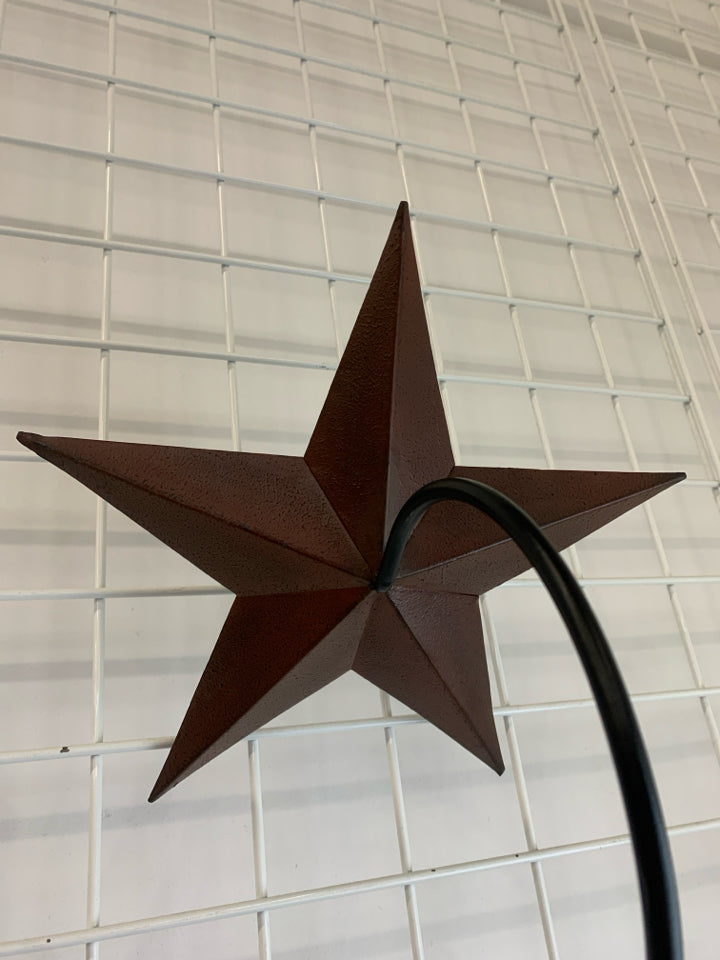 PRIMITIVE METAL STAR W/HANGING PLATE CANDLE HOLDER.