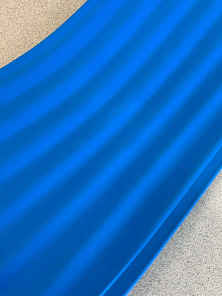 BLUE TWIST & SHAPE BOARD.