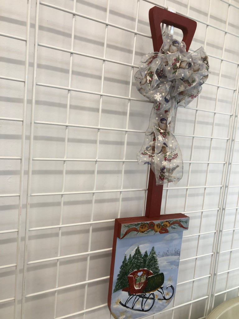 VTG PAINTED WOOD SHOVEL W/ CHRISTMAS SCENE.