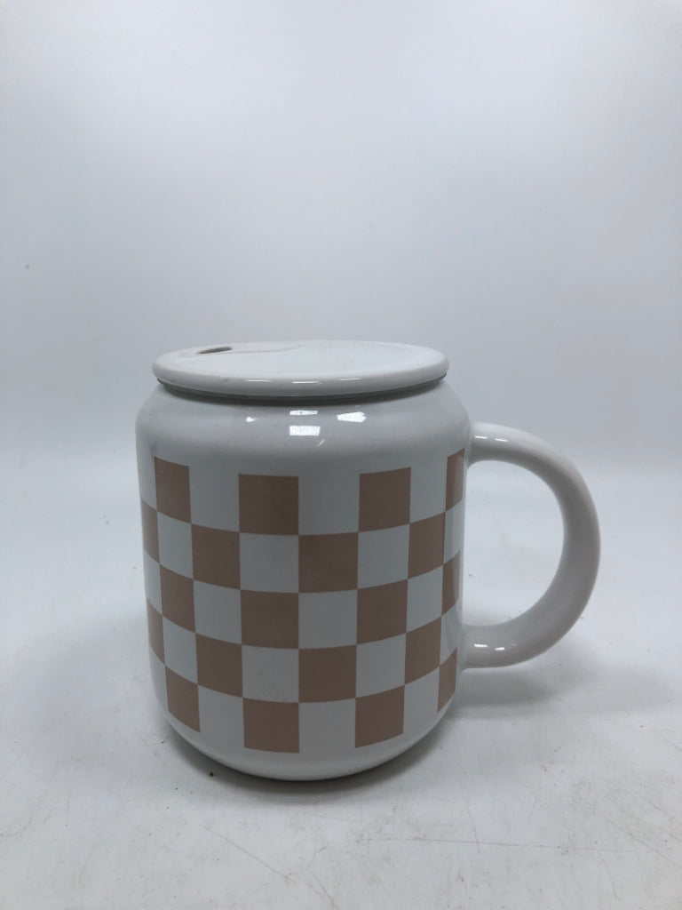TAN/WHITE CHECKERED CERAMIC MUG W/LID.