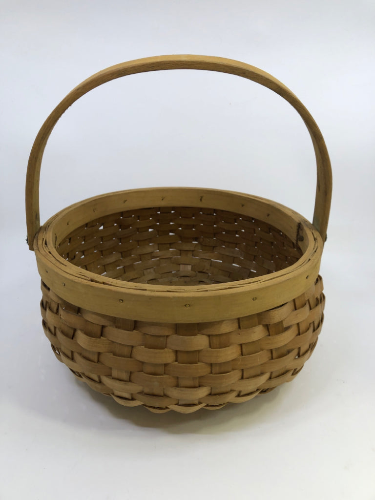 BLONDE WOVEN ROUND BASKET W/ HANDLE.