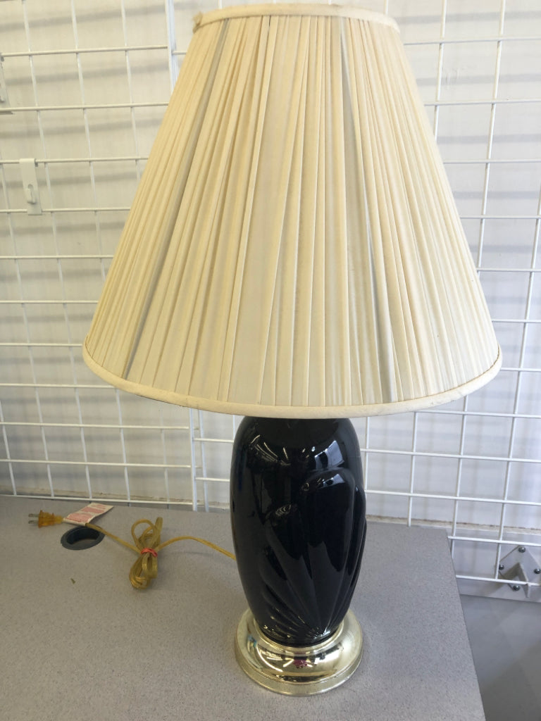 BLACK CERAMIC SHELL PATTERN BASE LAMP W CREAM SHADE.