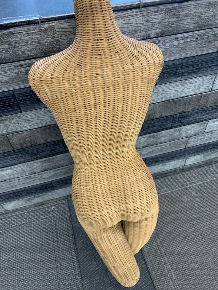 WICKER MANNEQUIN BUST.