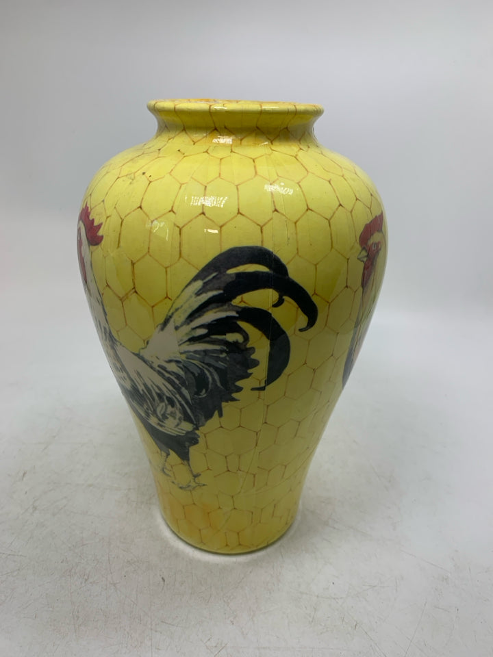 CHICKEN WIRE PATTEN VASE W/ BLK/WHITE ROOSTER.
