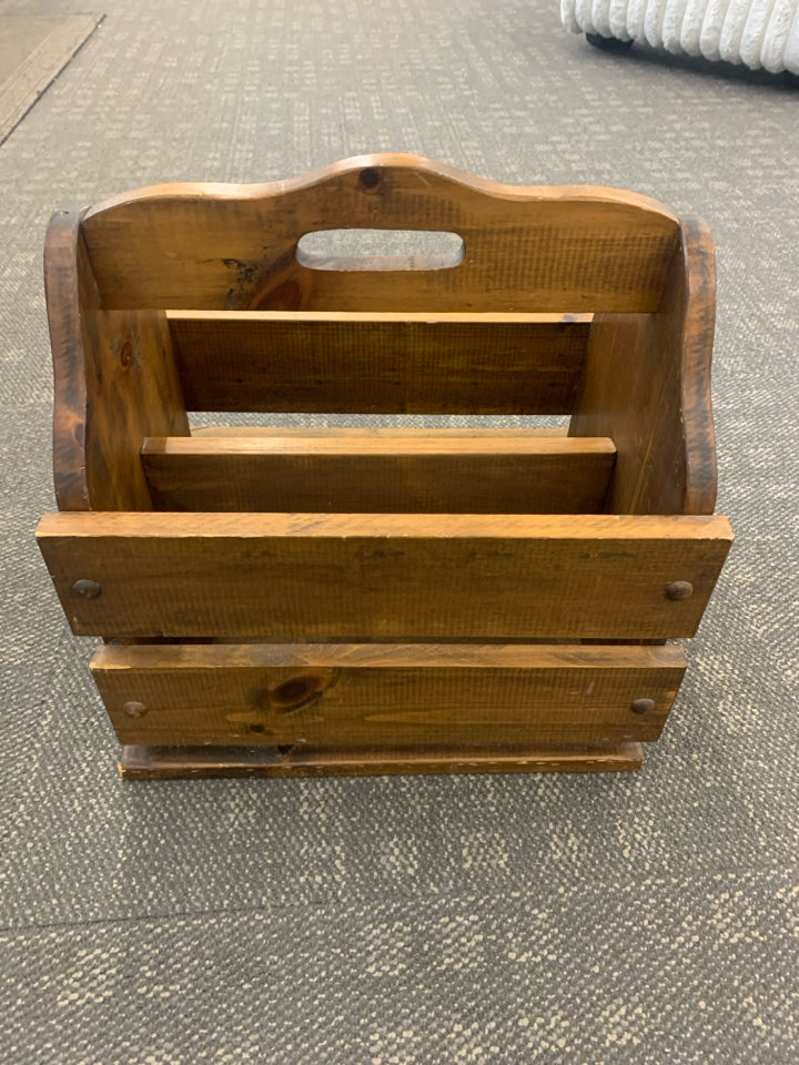 VTG WOOD MAGAZINE RACK.