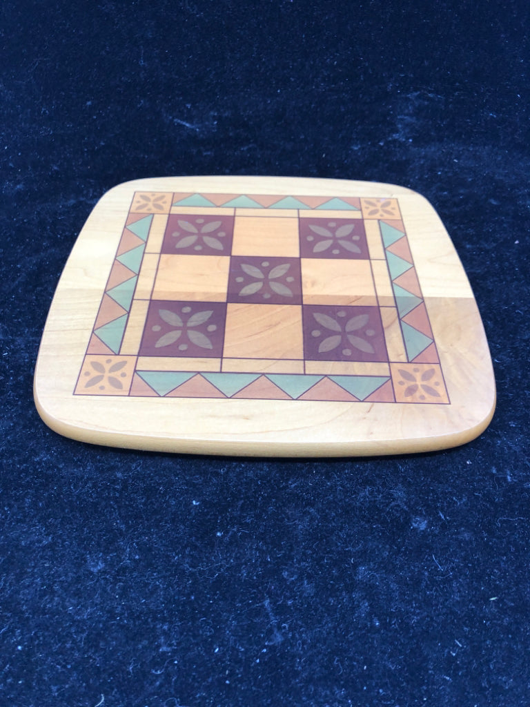 LONGABERGER BASKET QUILT PATTERN LID.