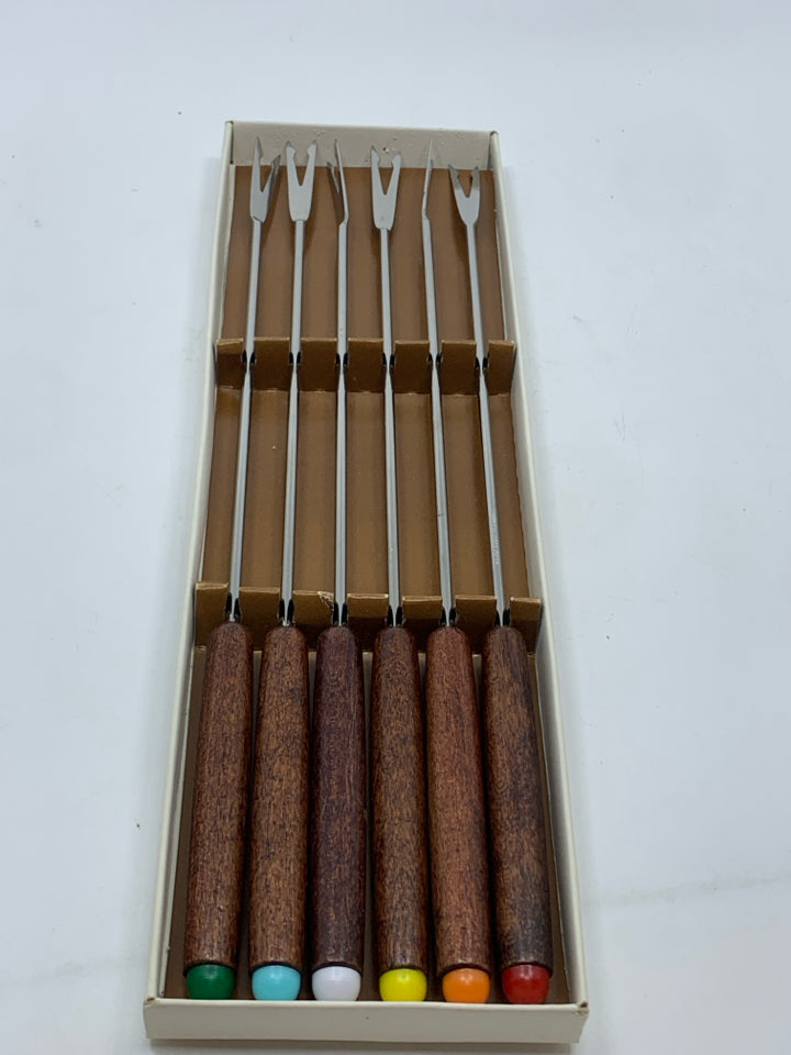 6 FONDUE FORKS IN BOX.