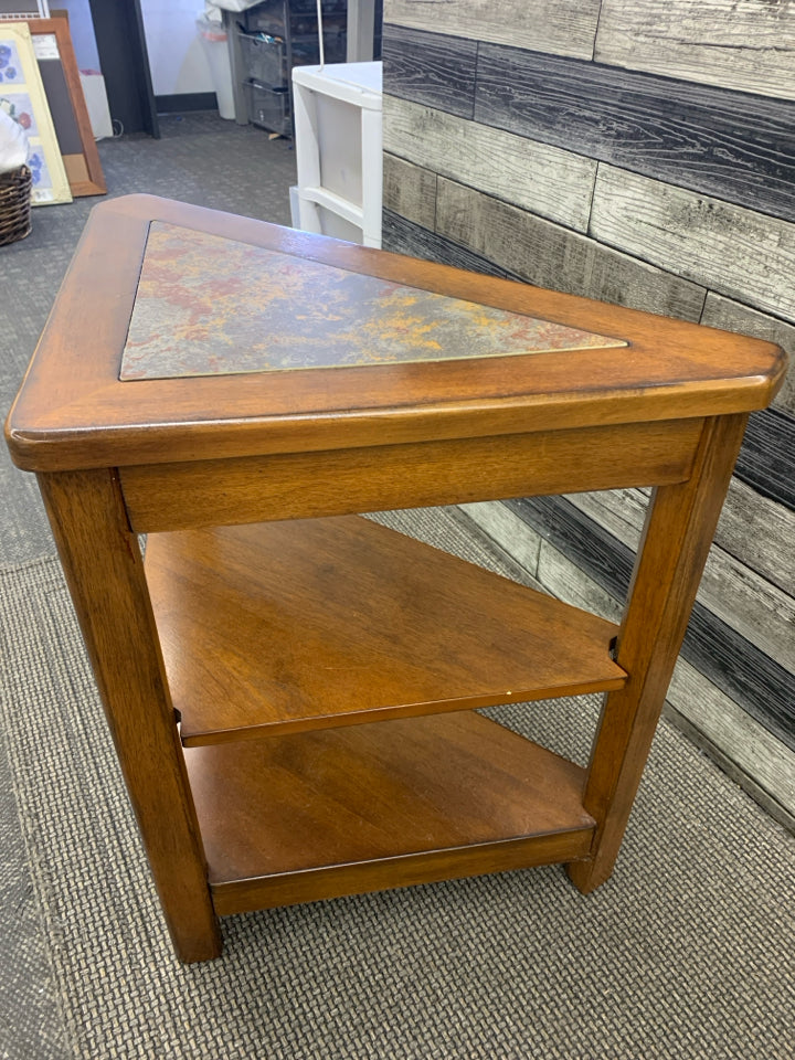 CORNER END TABLE W/TRIANGULAR YELLOW &BLUE DESIGN.