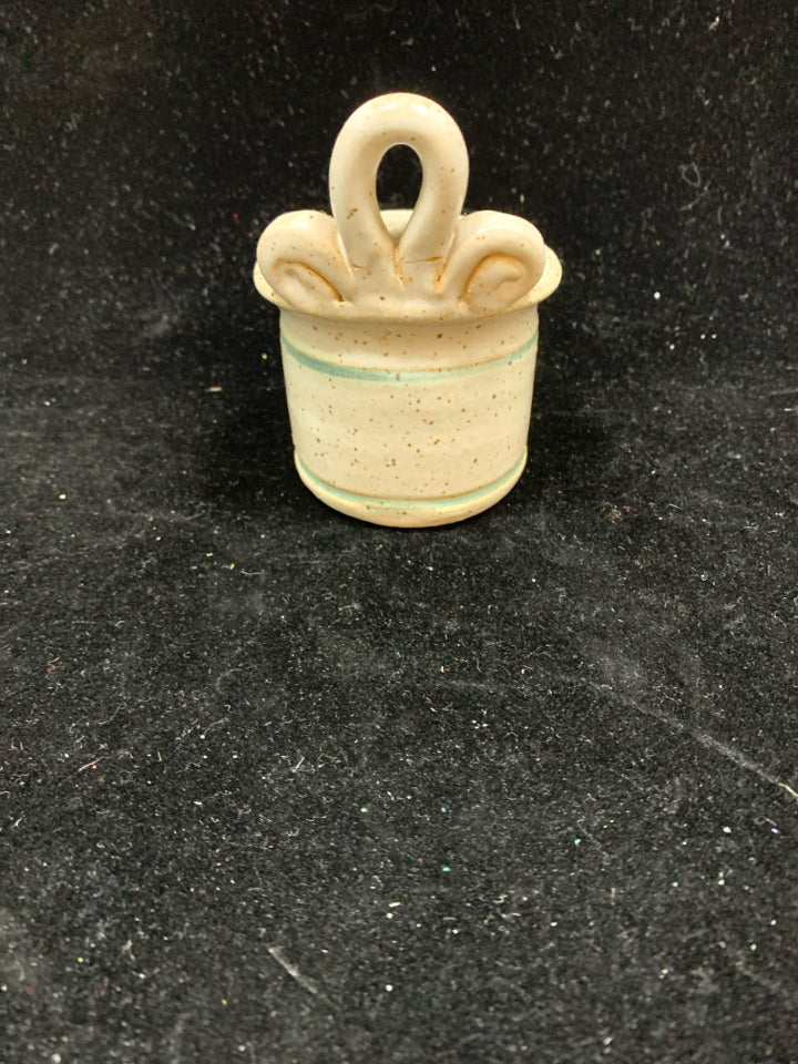 MINI SPECKLED POTTERY HANGING VASE W/ SMALL BLUE FLOWERS.