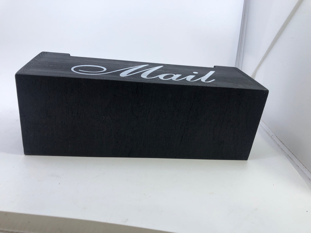 BLACK MAIL HANGING ORGANIZER.