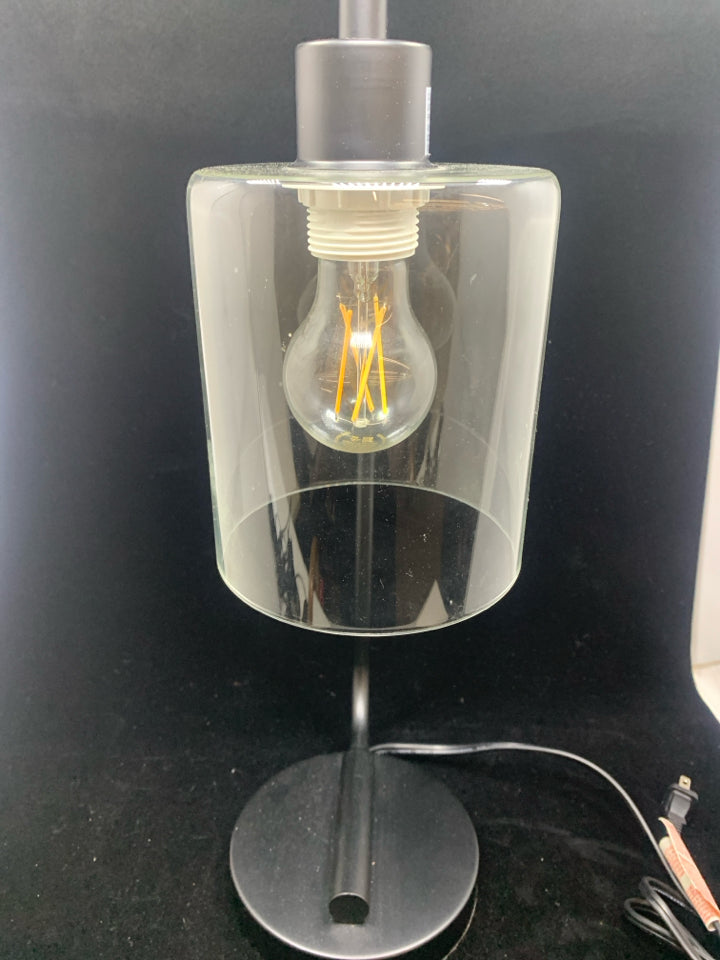 INDUSTRIAL STYLE BLACK METAL TABLE LAMP.