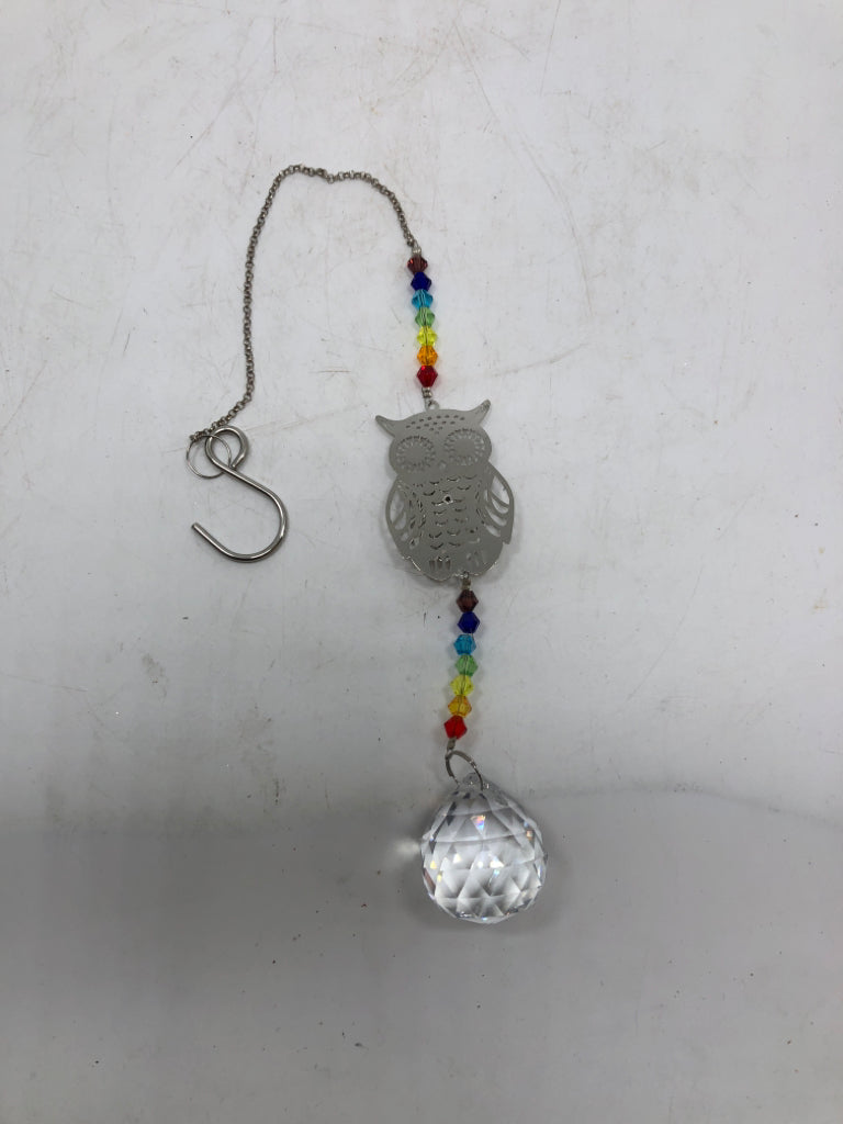 RAINBOW BEADED SUN CATCHER W/METAL OWL WALL HANGING.