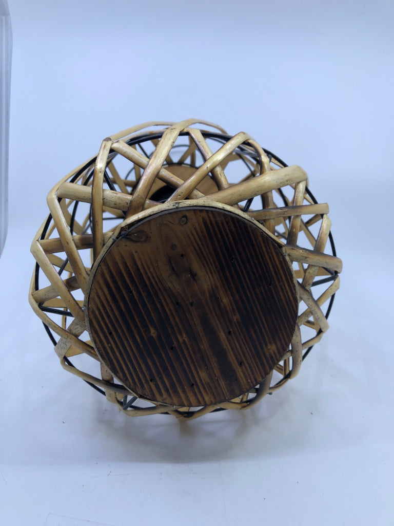 SOLAR POWERED WICKER LANTERN.