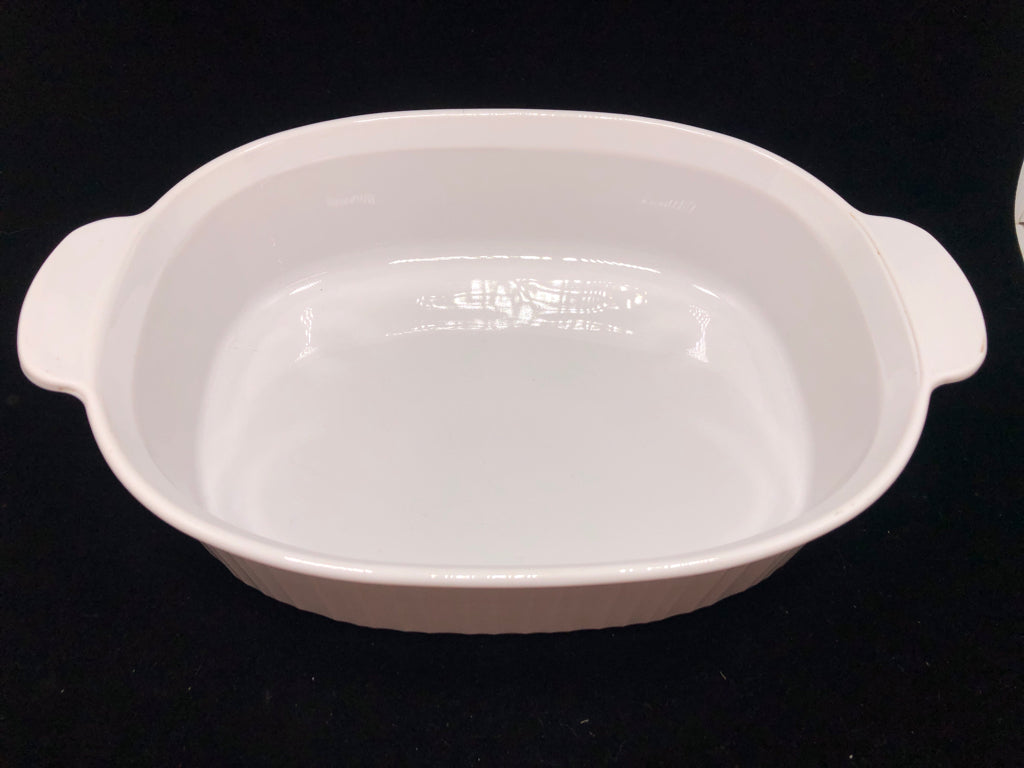 OVAL COVERED CASSEROLE DISH W/ HANDLE.