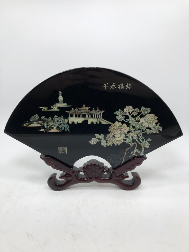 VTG YANGZHOU MOTHER OF PEARL FAN-SHAPED LACQUER SCREEN ON STAND.