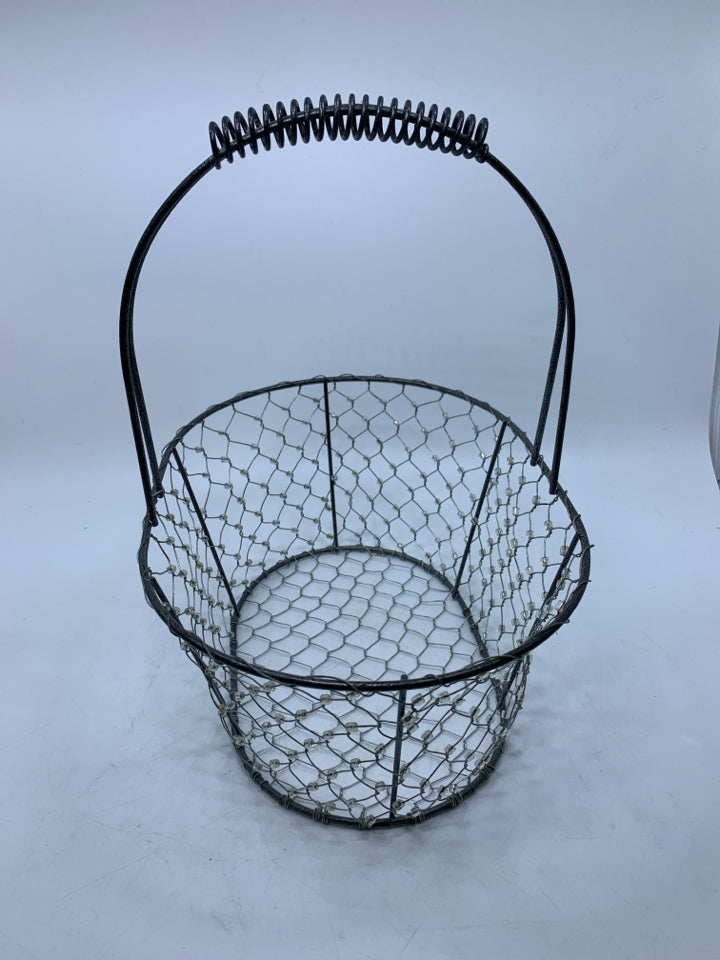 CHICKEN WIRE BASKET W/ BEADS OVAL.