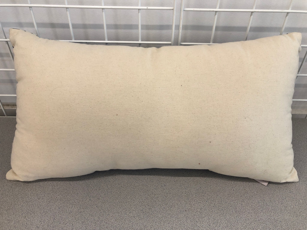 MERRY CHRISTMAS EMBROIDERED PILLOW.